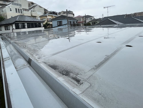 横から見た陸屋根の状況２